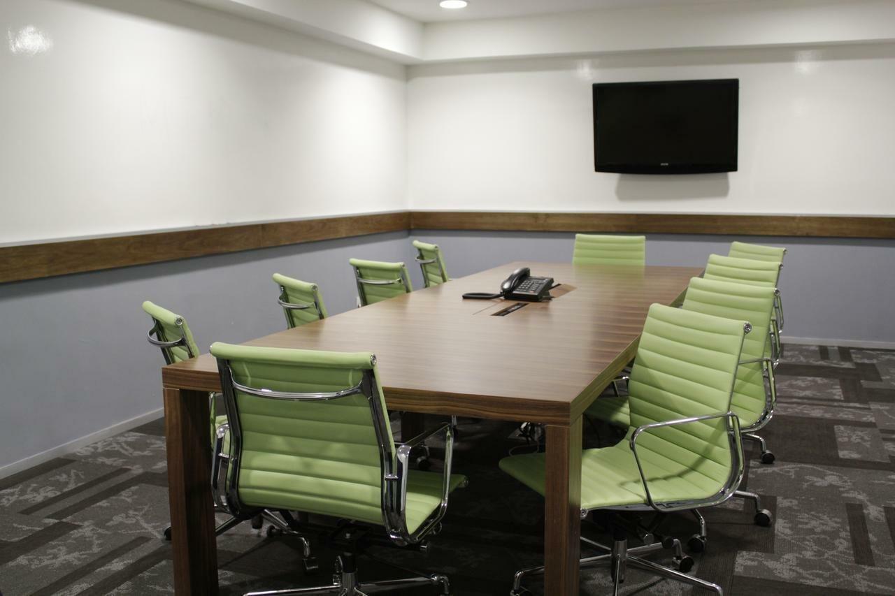 Casa Inn Premium Hotel Queretaro Miranda Buitenkant foto A meeting room at the University of Westminster