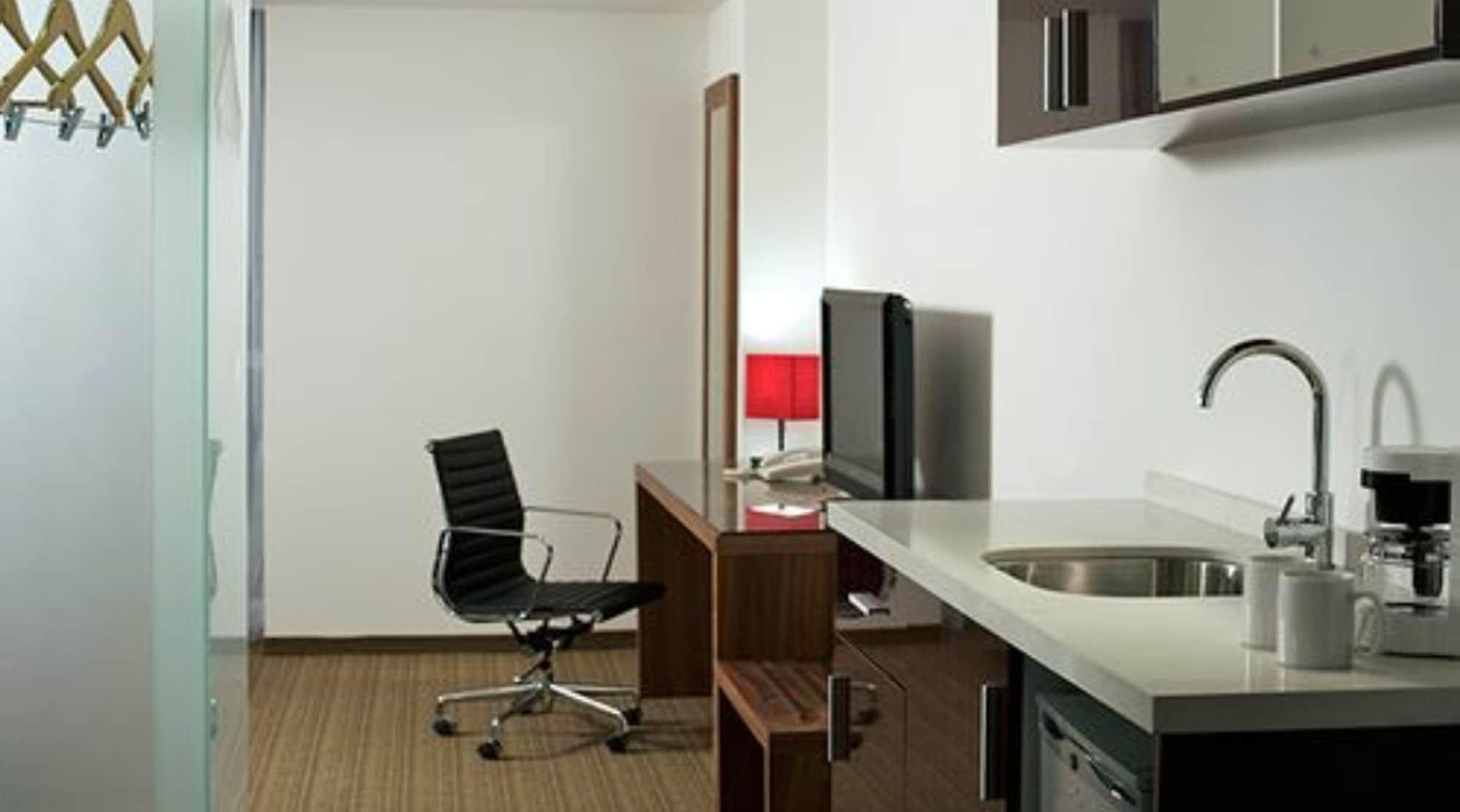 Casa Inn Premium Hotel Queretaro Miranda Buitenkant foto A typical studio apartment