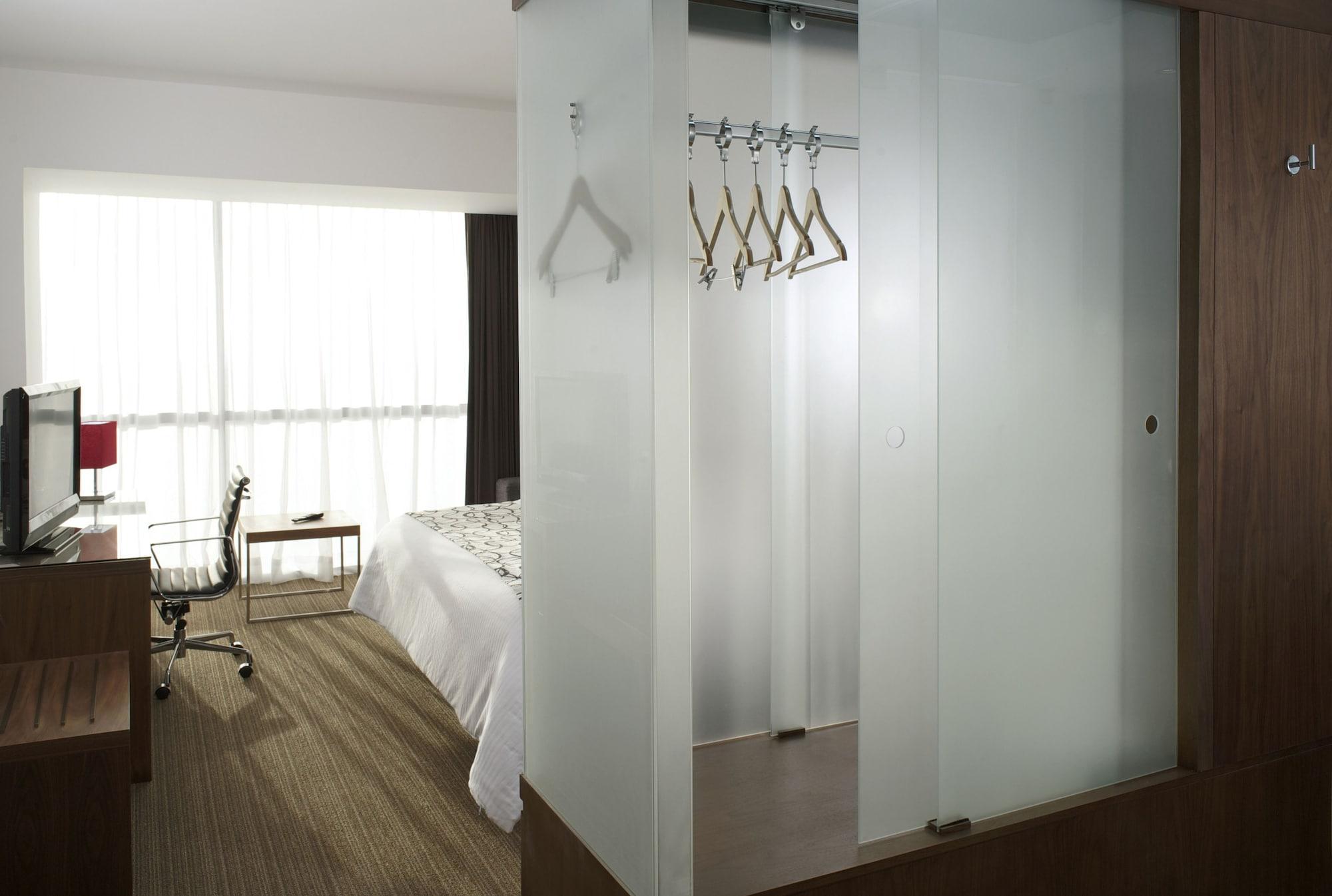 Casa Inn Premium Hotel Queretaro Miranda Buitenkant foto A sliding door