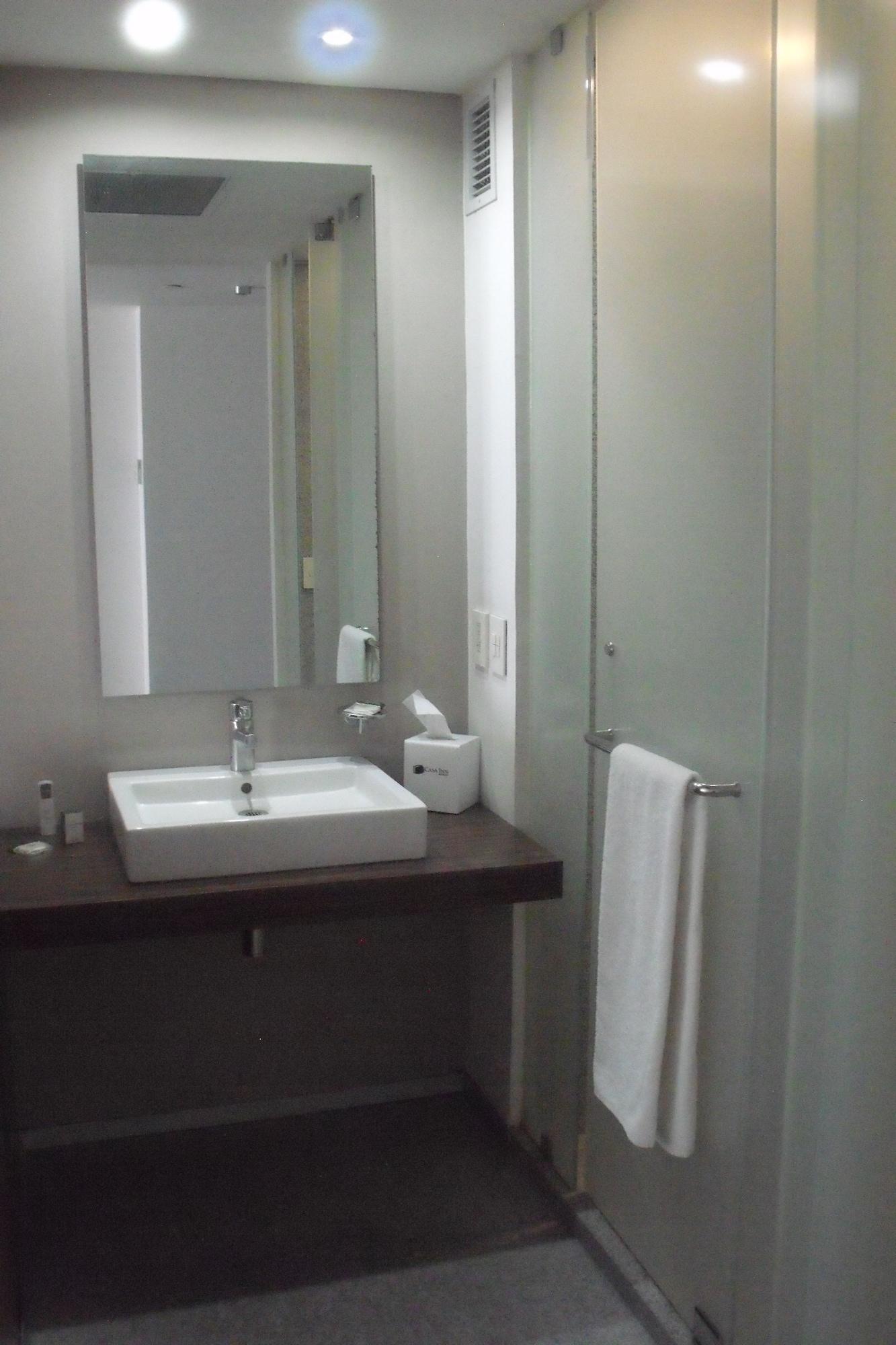 Casa Inn Premium Hotel Queretaro Miranda Buitenkant foto A bathroom in a hotel