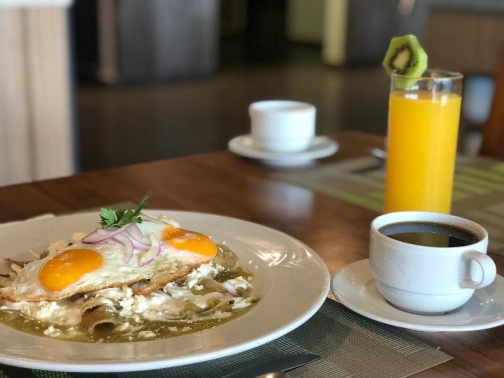 Casa Inn Premium Hotel Queretaro Miranda Buitenkant foto Huevos rancheros