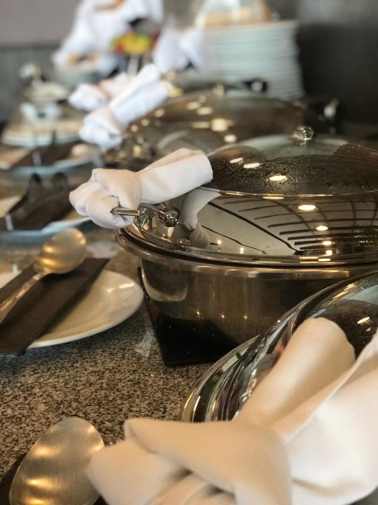 Casa Inn Premium Hotel Queretaro Miranda Buitenkant foto A chafing dish