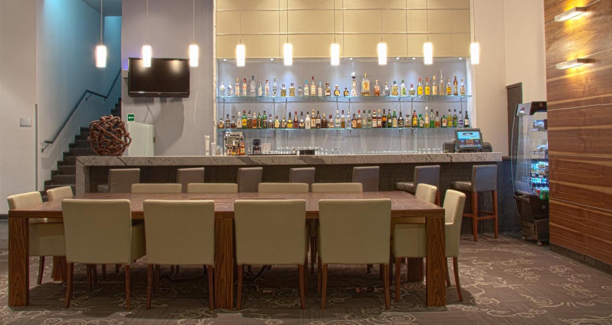 Casa Inn Premium Hotel Queretaro Miranda Buitenkant foto The bar at the lounge