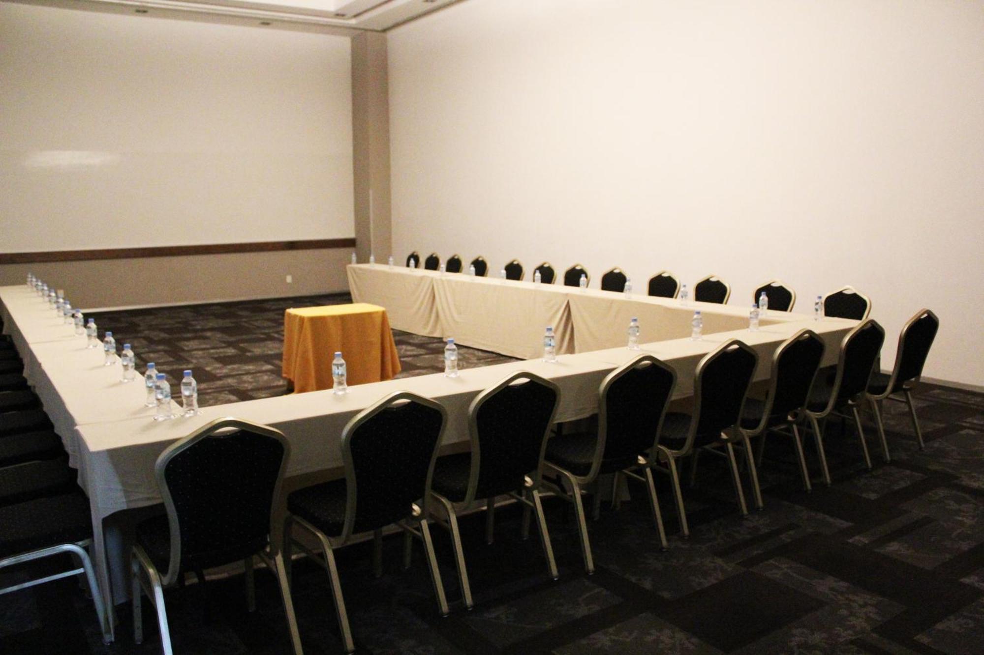 Casa Inn Premium Hotel Queretaro Miranda Buitenkant foto U-shaped table