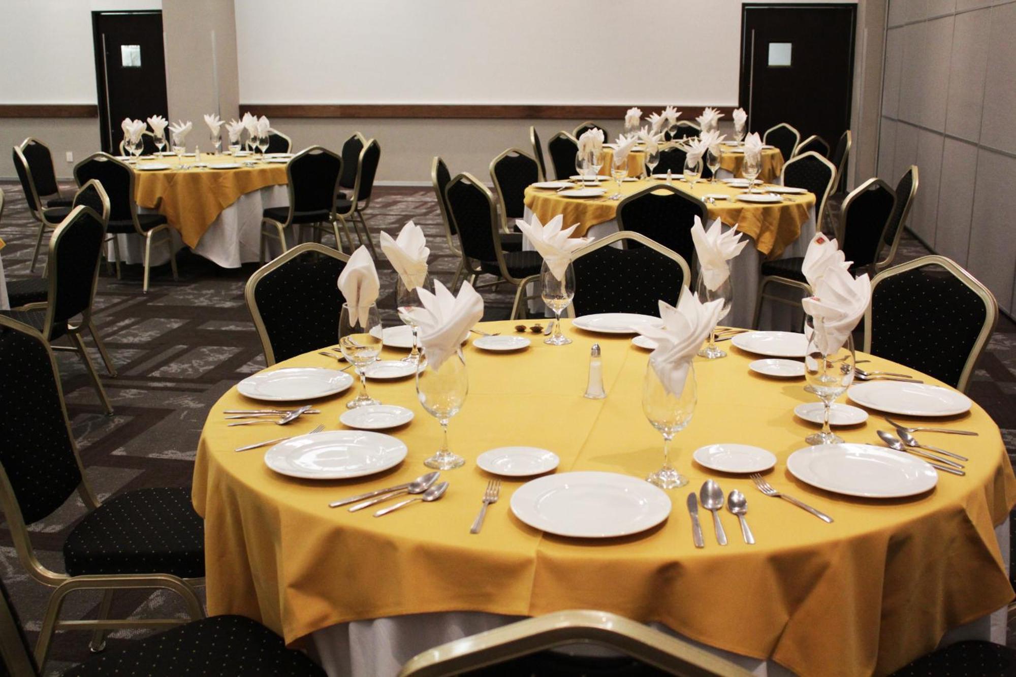Casa Inn Premium Hotel Queretaro Miranda Buitenkant foto A table set for a formal dinner