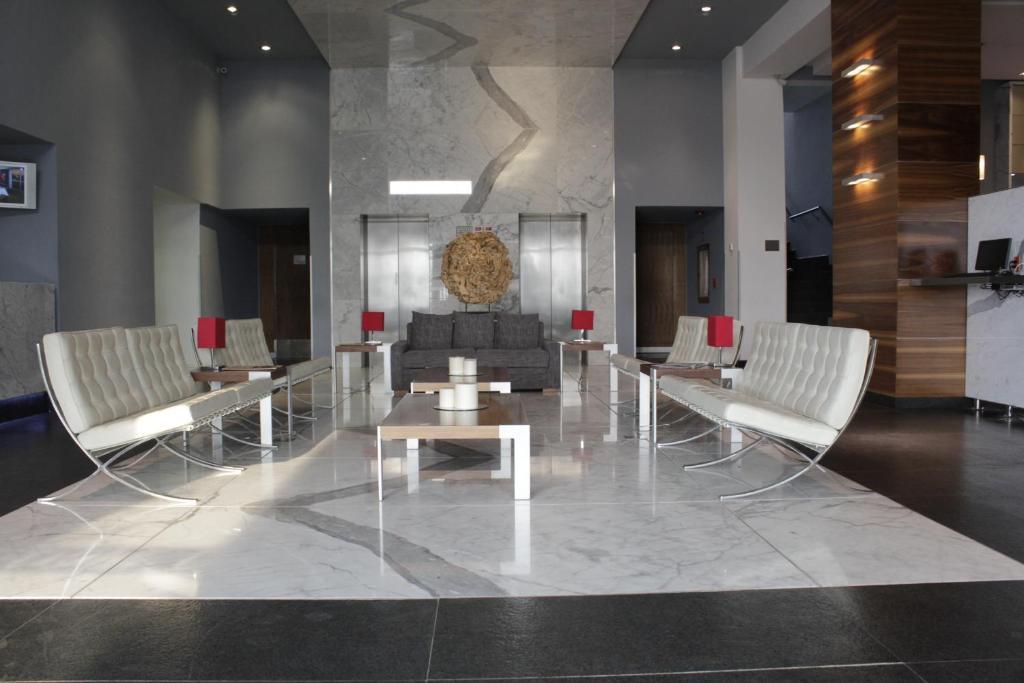 Casa Inn Premium Hotel Queretaro Miranda Buitenkant foto The lobby of the hotel