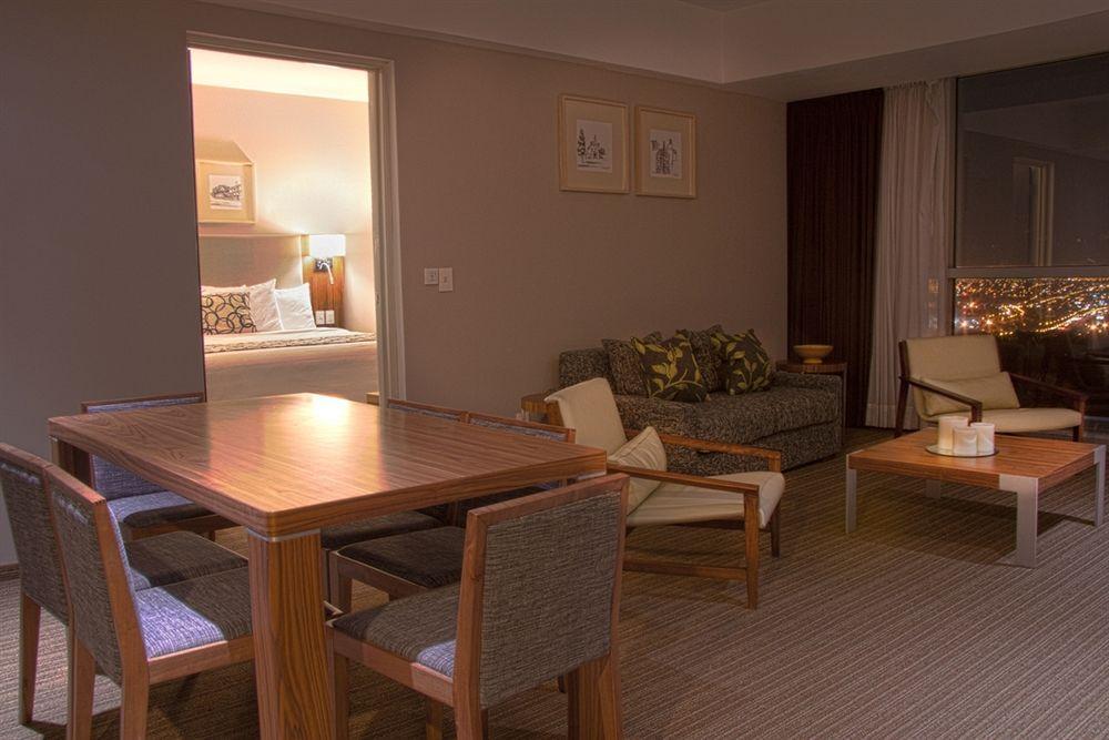 Casa Inn Premium Hotel Queretaro Miranda Buitenkant foto A suite at the Hilton London Heathrow