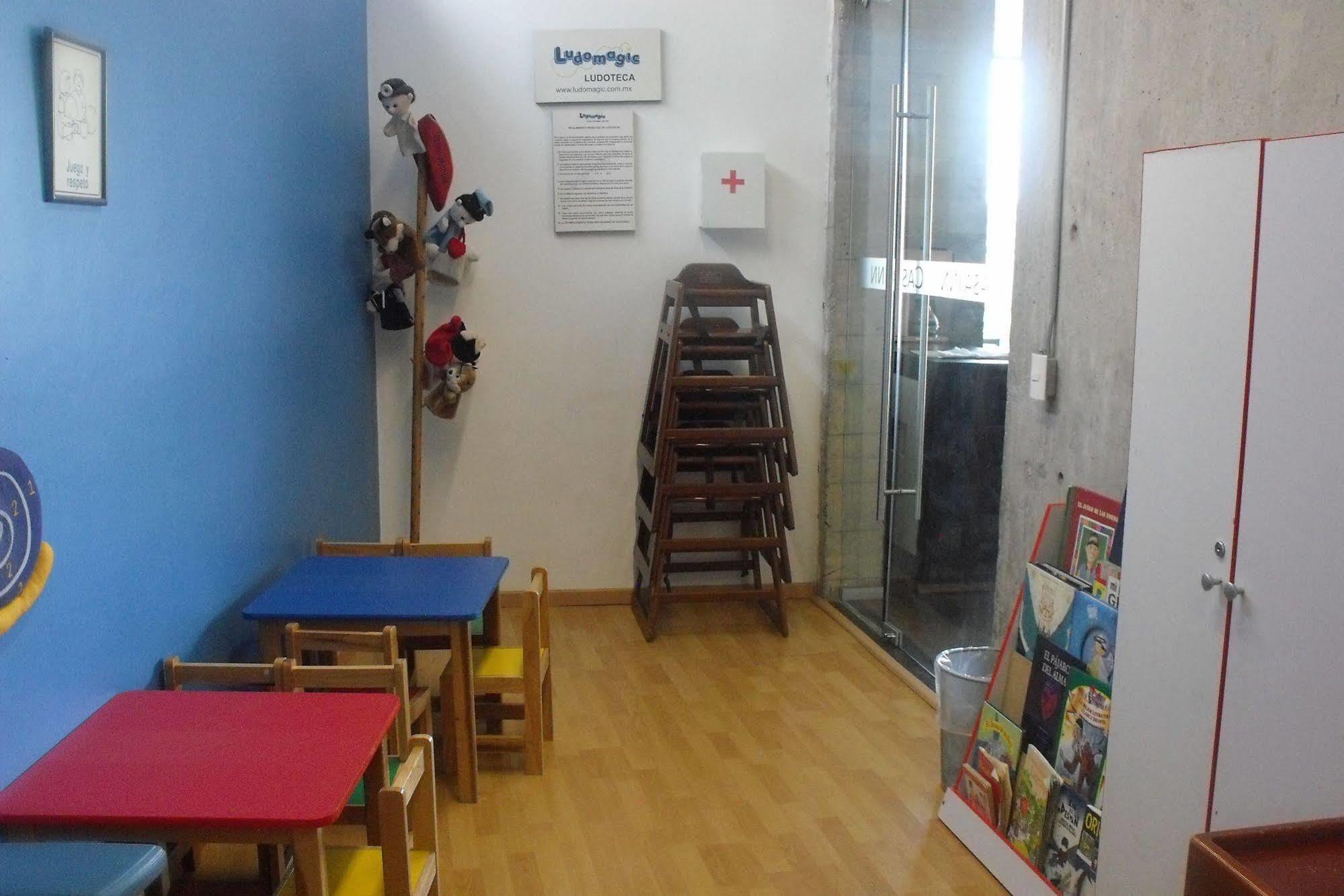 Casa Inn Premium Hotel Queretaro Miranda Buitenkant foto The waiting room of a doctor's office in Italy