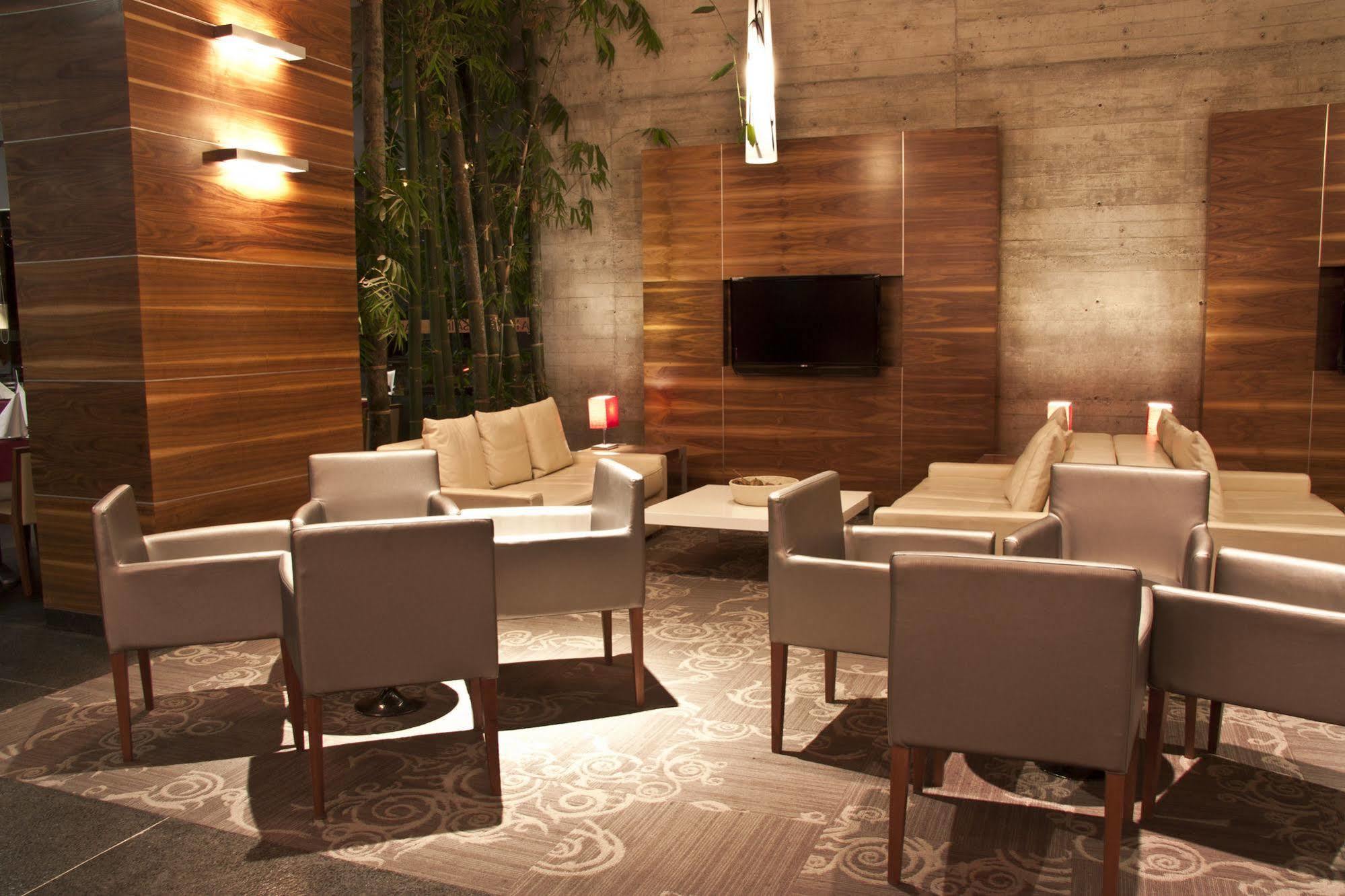 Casa Inn Premium Hotel Queretaro Miranda Buitenkant foto The lounge at the airport