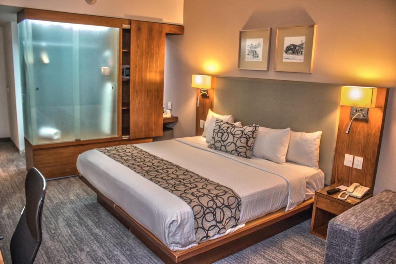 Casa Inn Premium Hotel Queretaro Miranda Buitenkant foto A room at the hotel